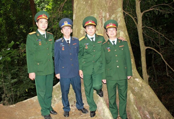 Trung úy Phan Bá Phúc (thứ 2 từ phải sang) cùng đồng đội trong dịp hành hương về Cao Bằng do Ban Thanh niên Quân đội tổ chức - ảnh: nvcc